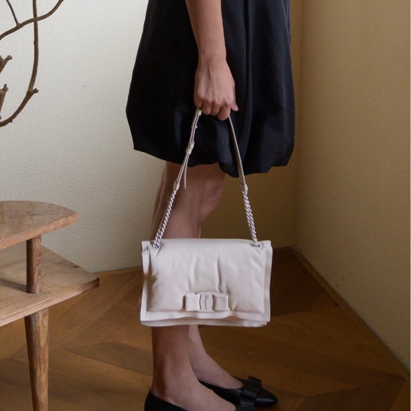 Salvatore Ferragamo 的 Viva Bow 單肩包（枕頭包)-5