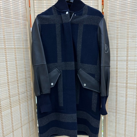 HERMES 愛馬仕外套34碼 這條外套是羊絨拼皮的中長休閒外套 羊絨+皮紋的設計，兩側有口袋