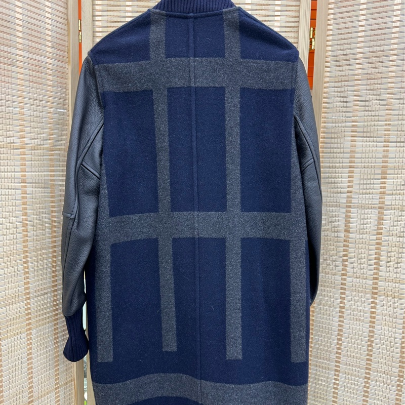 HERMES 愛馬仕外套34碼 這條外套是羊絨拼皮的中長休閒外套 羊絨+皮紋的設計，兩側有口袋-1