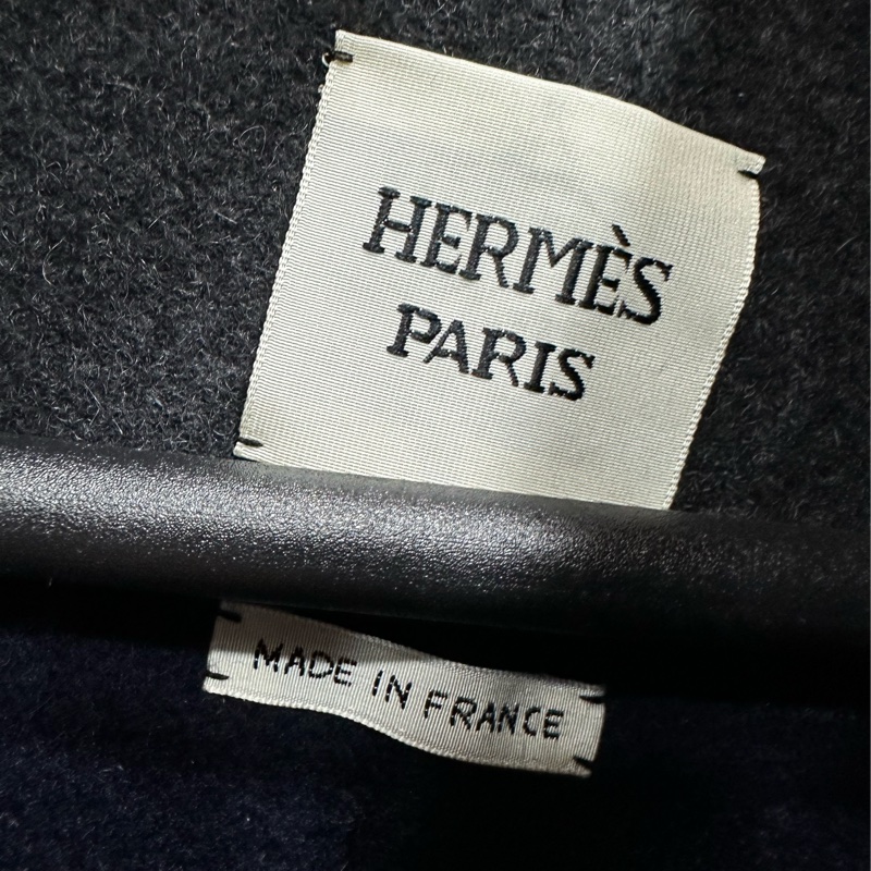 HERMES 愛馬仕外套34碼 這條外套是羊絨拼皮的中長休閒外套 羊絨+皮紋的設計，兩側有口袋-3
