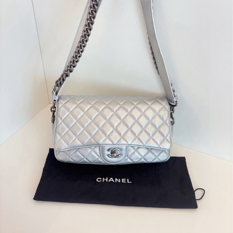 Chanel香奈 easy flag CF郵差法棍包 太空銀 荔枝牛皮小機場 約26*15*8-7