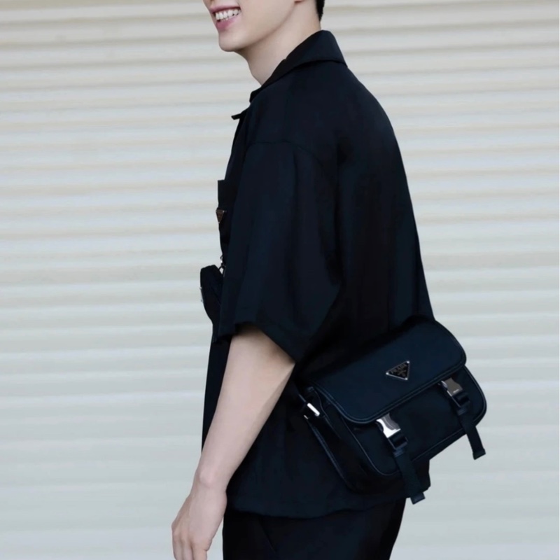 Prada 普拉達 三合一郵差包 小號 約22*16*9 自重輕便 搭配寬肩帶-1