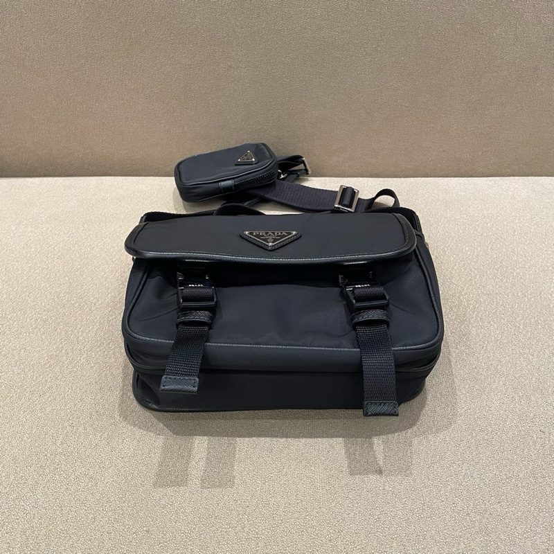 Prada 普拉達 三合一郵差包 小號 約22*16*9 自重輕便 搭配寬肩帶-7
