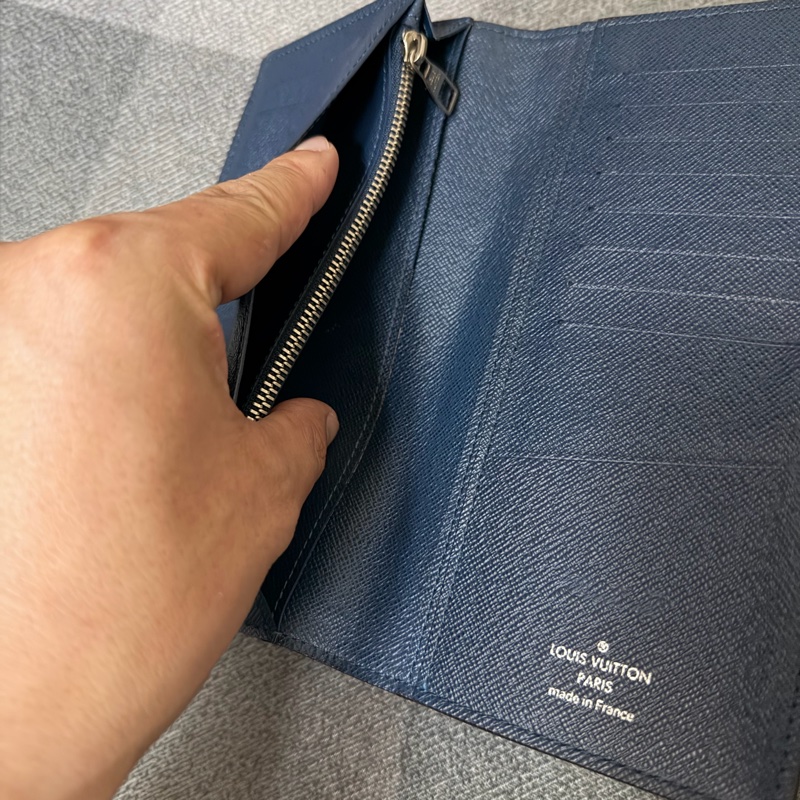 Lv牛皮防刮對開長夾-3