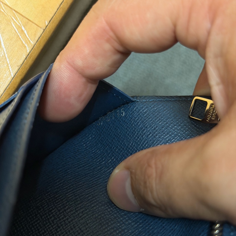 Lv牛皮防刮對開長夾-9