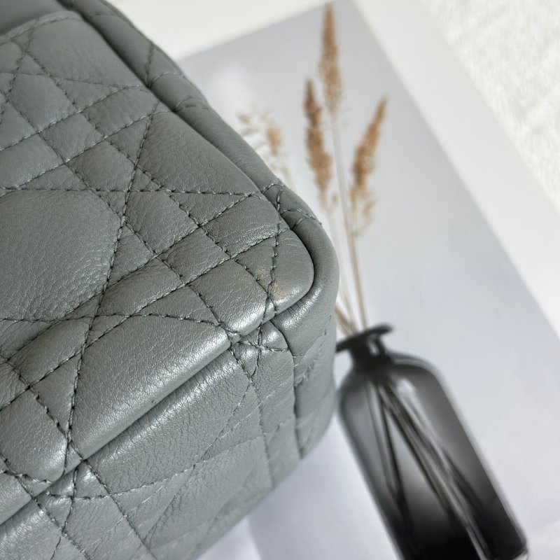 DIOR Caro藤格紋斜背包 - 中號灰金-11