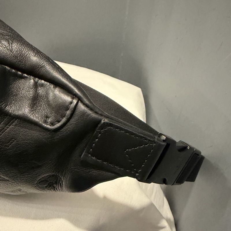 Louis Vuitton LV M46036 老花 全皮壓紋 腰包 胸包 黑-10