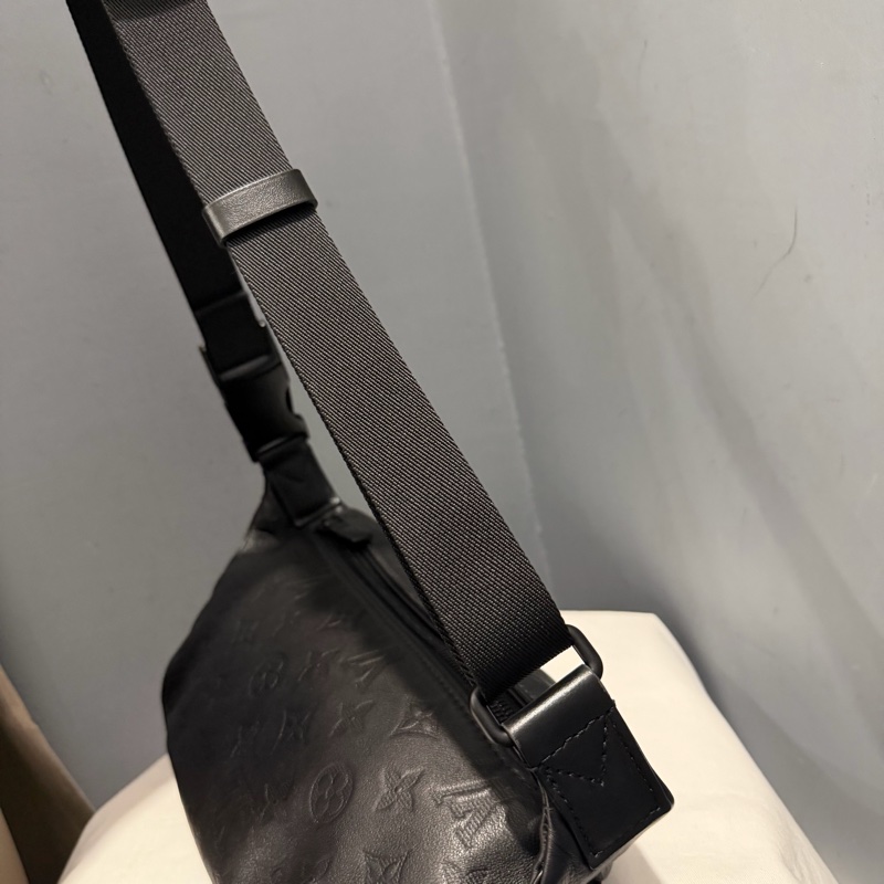 Louis Vuitton LV M46036 老花 全皮壓紋 腰包 胸包 黑-14