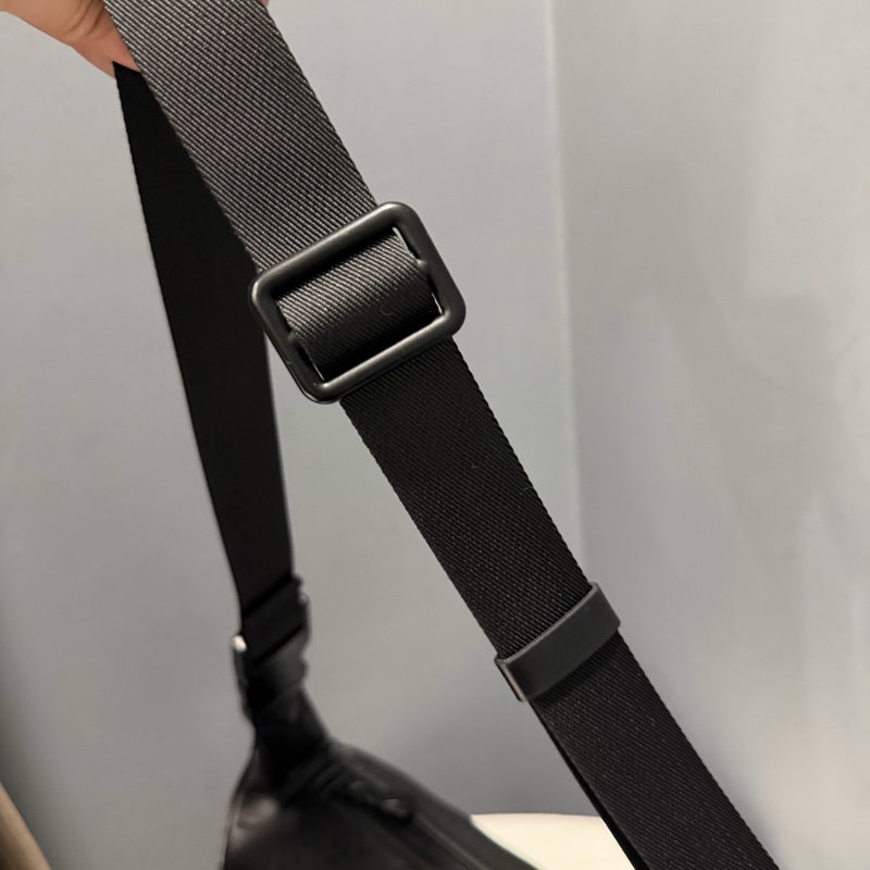 Louis Vuitton LV M46036 老花 全皮壓紋 腰包 胸包 黑-15