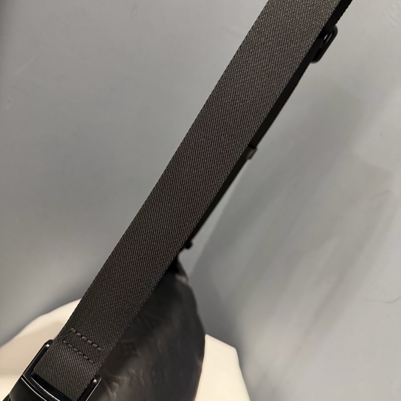 Louis Vuitton LV M46036 老花 全皮壓紋 腰包 胸包 黑-16