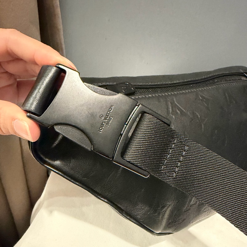 Louis Vuitton LV M46036 老花 全皮壓紋 腰包 胸包 黑-17