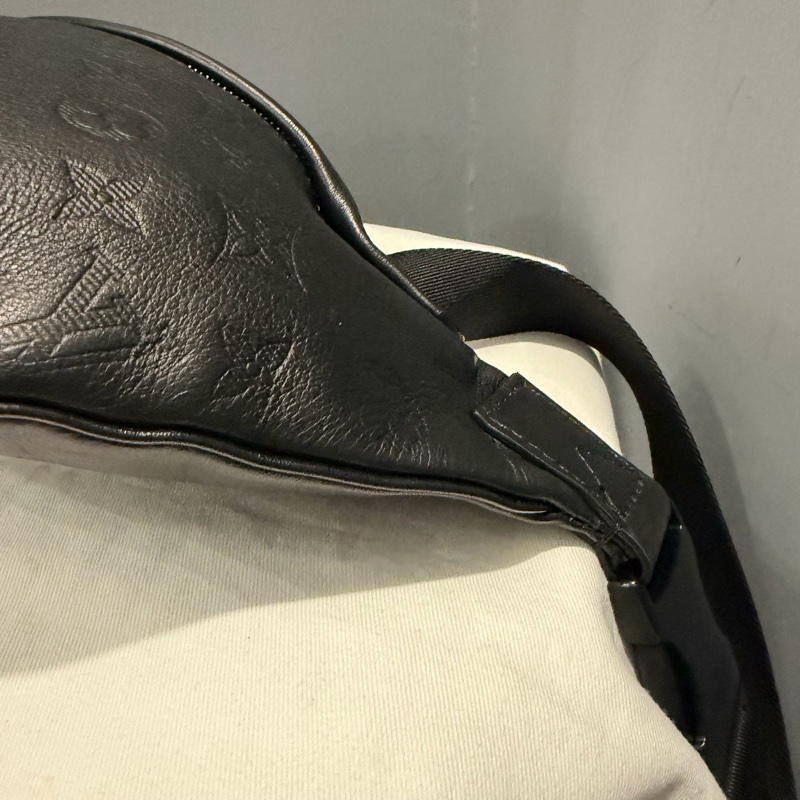 Louis Vuitton LV M46036 老花 全皮壓紋 腰包 胸包 黑-18