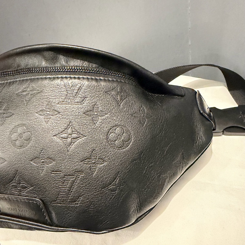 Louis Vuitton LV M46036 老花 全皮壓紋 腰包 胸包 黑-19