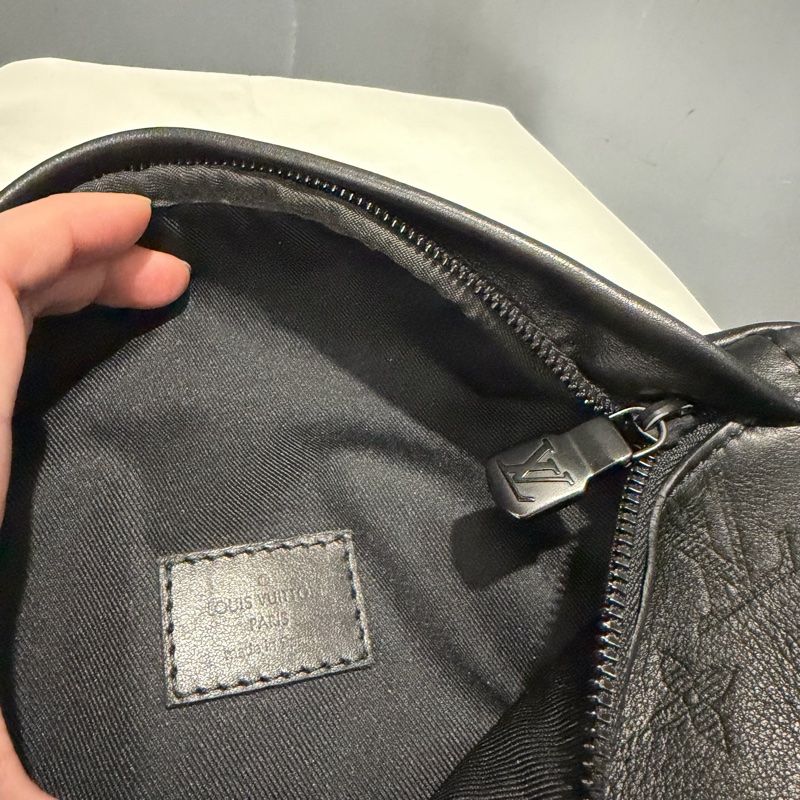 Louis Vuitton LV M46036 老花 全皮壓紋 腰包 胸包 黑-20