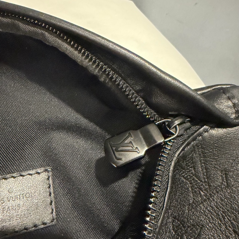 Louis Vuitton LV M46036 老花 全皮壓紋 腰包 胸包 黑-21