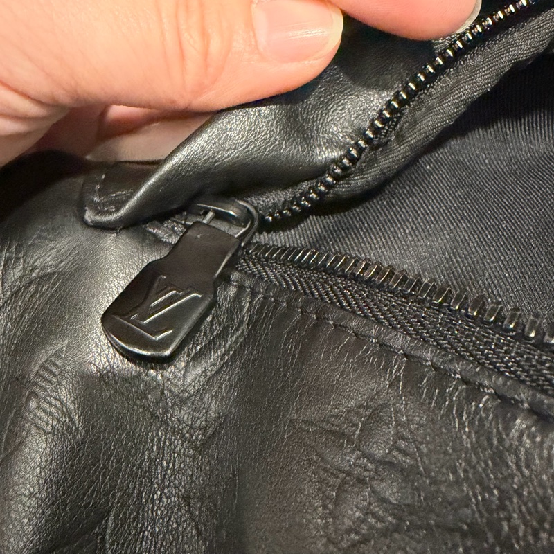 Louis Vuitton LV M46036 老花 全皮壓紋 腰包 胸包 黑-22