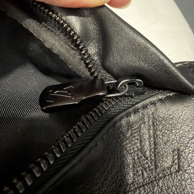 Louis Vuitton LV M46036 老花 全皮壓紋 腰包 胸包 黑-23