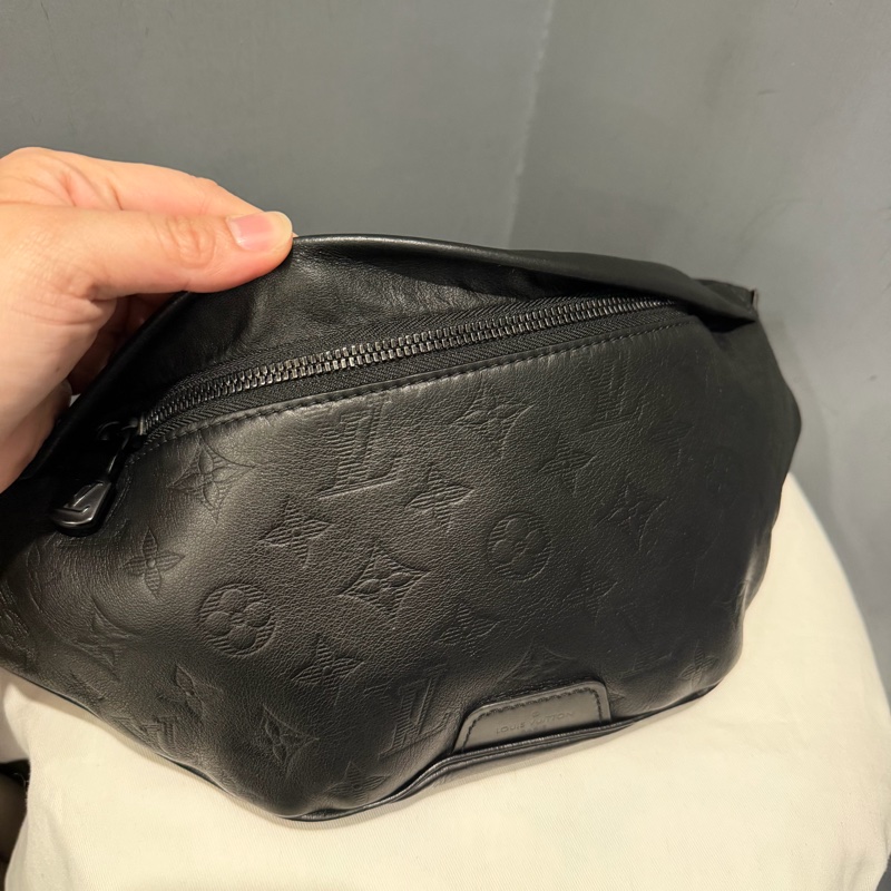 Louis Vuitton LV M46036 老花 全皮壓紋 腰包 胸包 黑-24