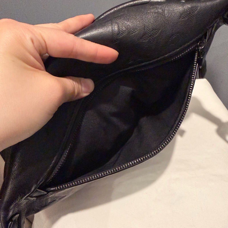 Louis Vuitton LV M46036 老花 全皮壓紋 腰包 胸包 黑-25