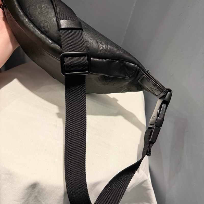 Louis Vuitton LV M46036 老花 全皮壓紋 腰包 胸包 黑-26