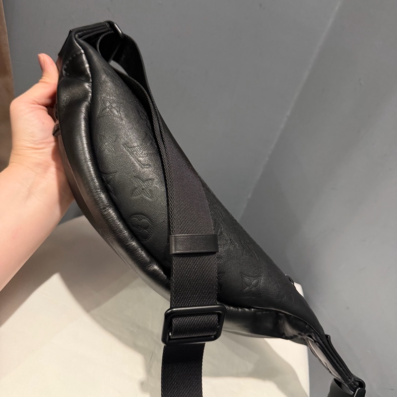 Louis Vuitton LV M46036 老花 全皮壓紋 腰包 胸包 黑-27