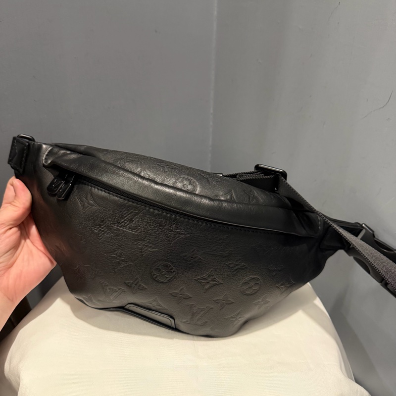 Louis Vuitton LV M46036 老花 全皮壓紋 腰包 胸包 黑-28