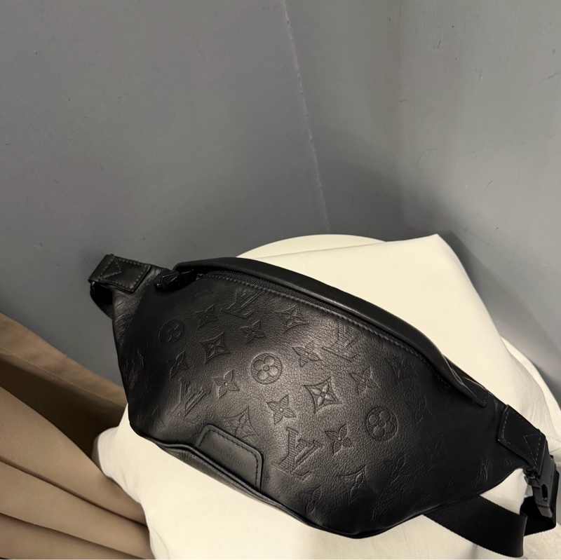 Louis Vuitton LV M46036 老花 全皮壓紋 腰包 胸包 黑-31