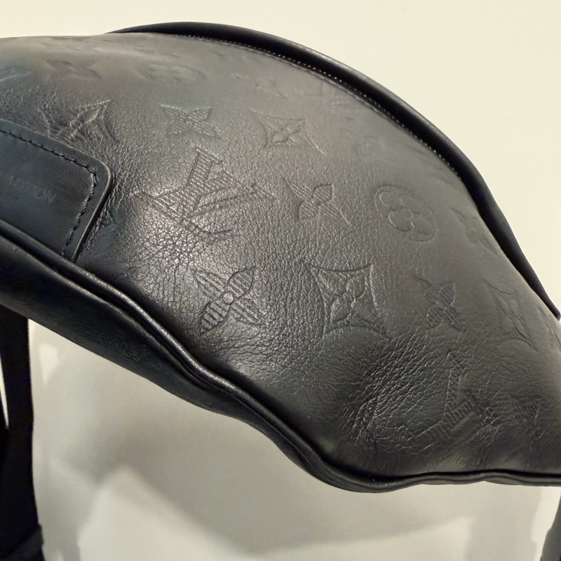 Louis Vuitton LV M46036 老花 全皮壓紋 腰包 胸包 黑-32