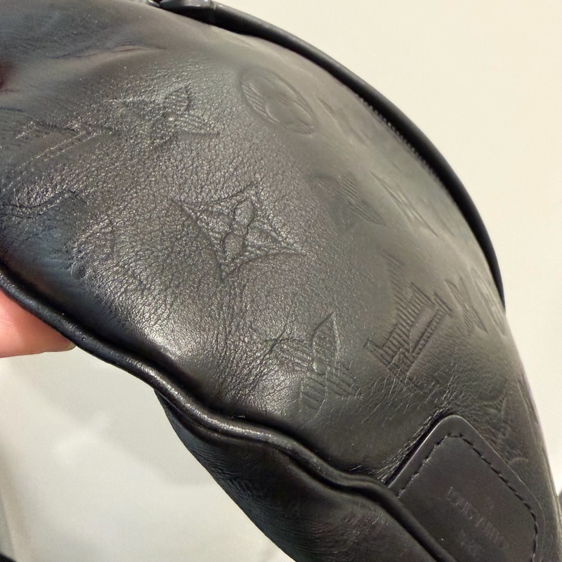 Louis Vuitton LV M46036 老花 全皮壓紋 腰包 胸包 黑-33