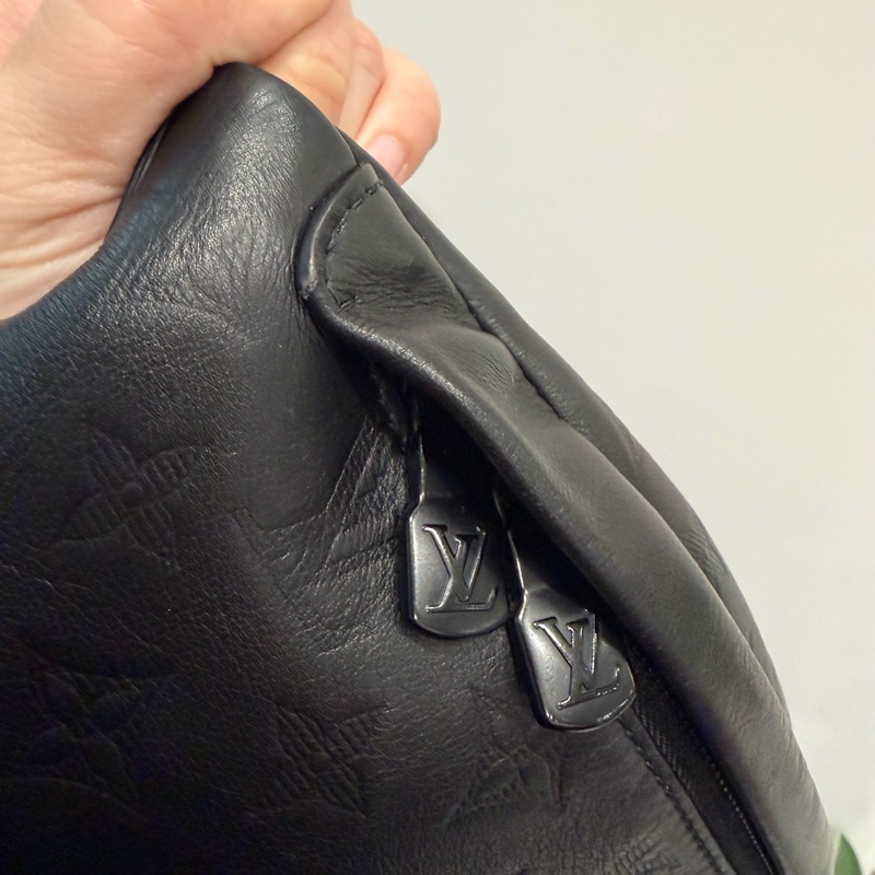 Louis Vuitton LV M46036 老花 全皮壓紋 腰包 胸包 黑-35