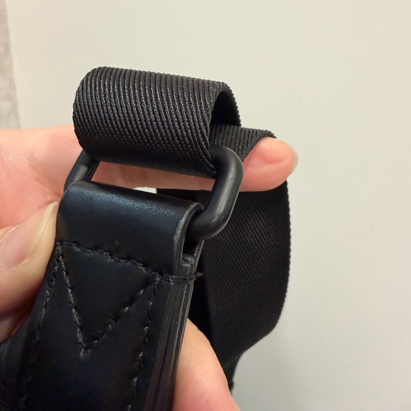 Louis Vuitton LV M46036 老花 全皮壓紋 腰包 胸包 黑-36