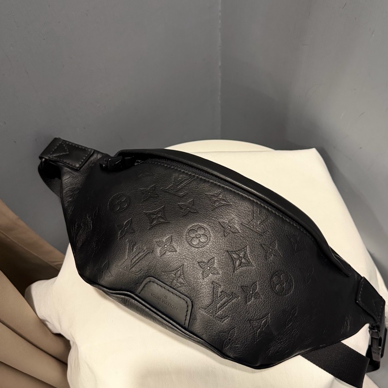 Louis Vuitton LV M46036 老花 全皮壓紋 腰包 胸包 黑-1