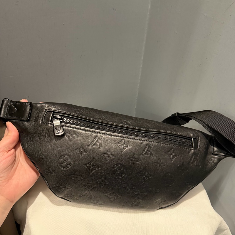 Louis Vuitton LV M46036 老花 全皮壓紋 腰包 胸包 黑-3