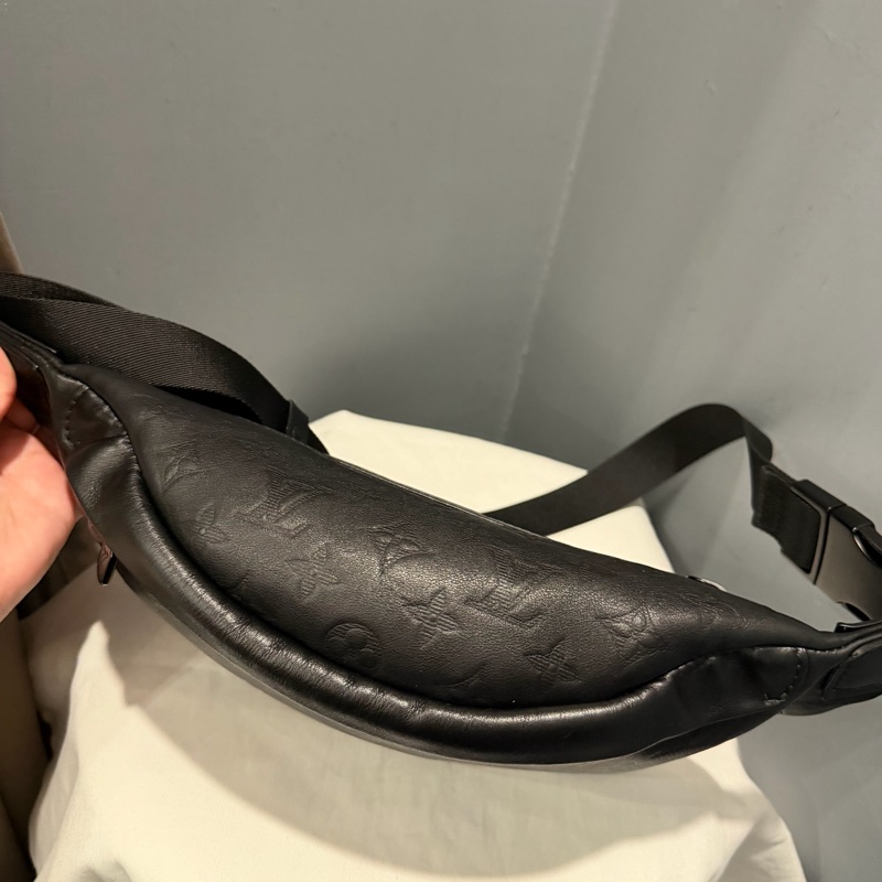 Louis Vuitton LV M46036 老花 全皮壓紋 腰包 胸包 黑-4