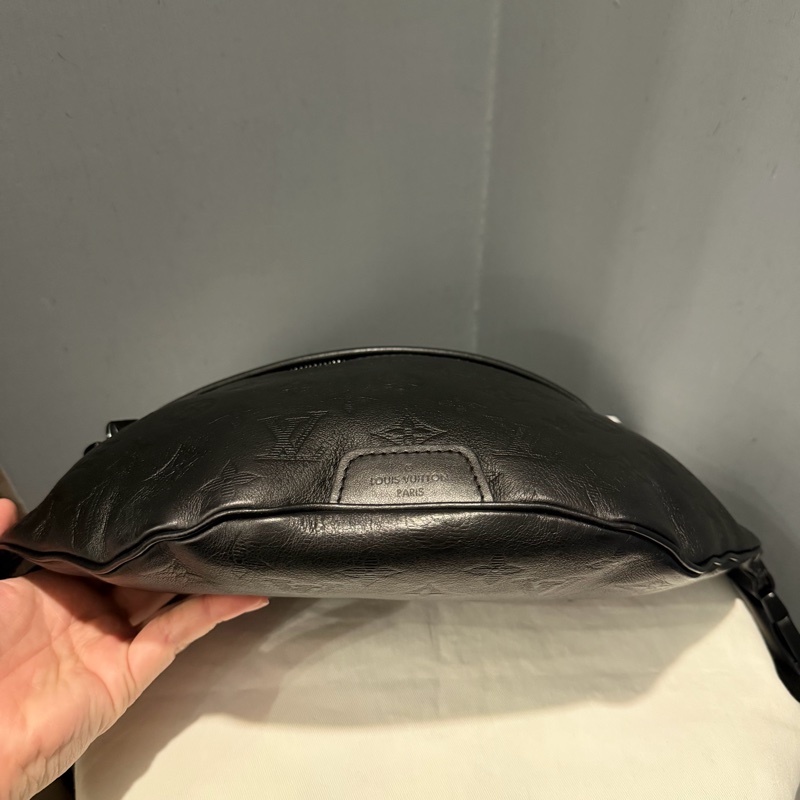 Louis Vuitton LV M46036 老花 全皮壓紋 腰包 胸包 黑-5