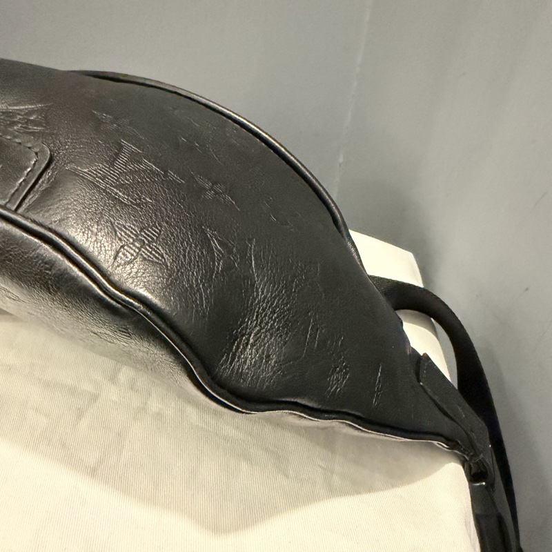 Louis Vuitton LV M46036 老花 全皮壓紋 腰包 胸包 黑-7