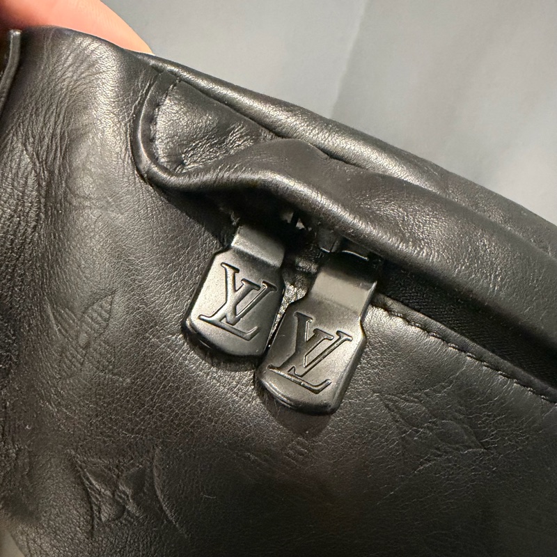Louis Vuitton LV M46036 老花 全皮壓紋 腰包 胸包 黑-8