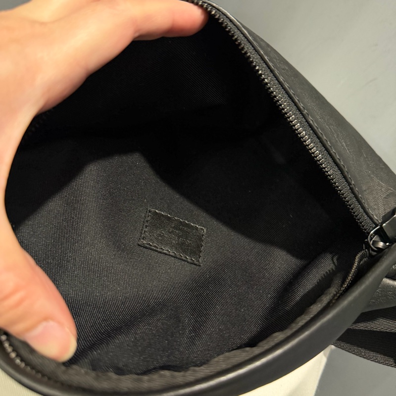 Louis Vuitton LV M46036 老花 全皮壓紋 腰包 胸包 黑-9