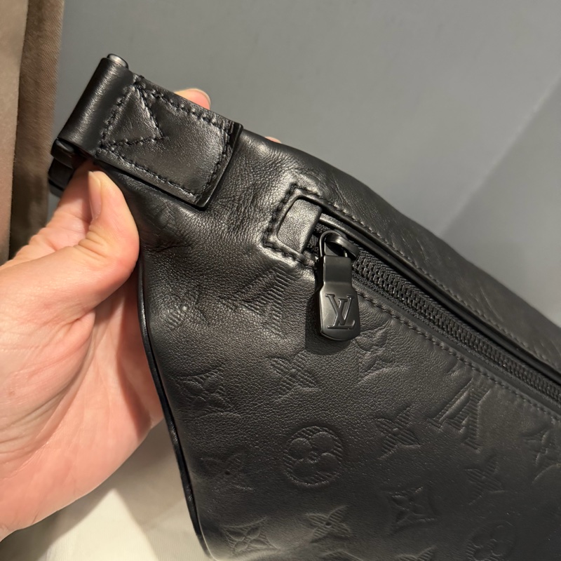 Louis Vuitton LV M46036 老花 全皮壓紋 腰包 胸包 黑-29