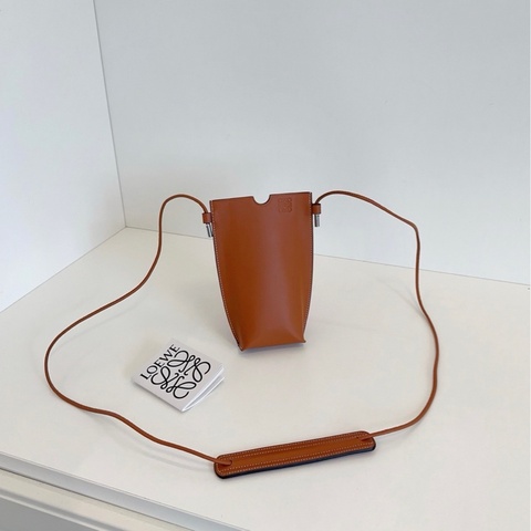 【閒置品🆕】Loewe 焦糖色全皮手機包