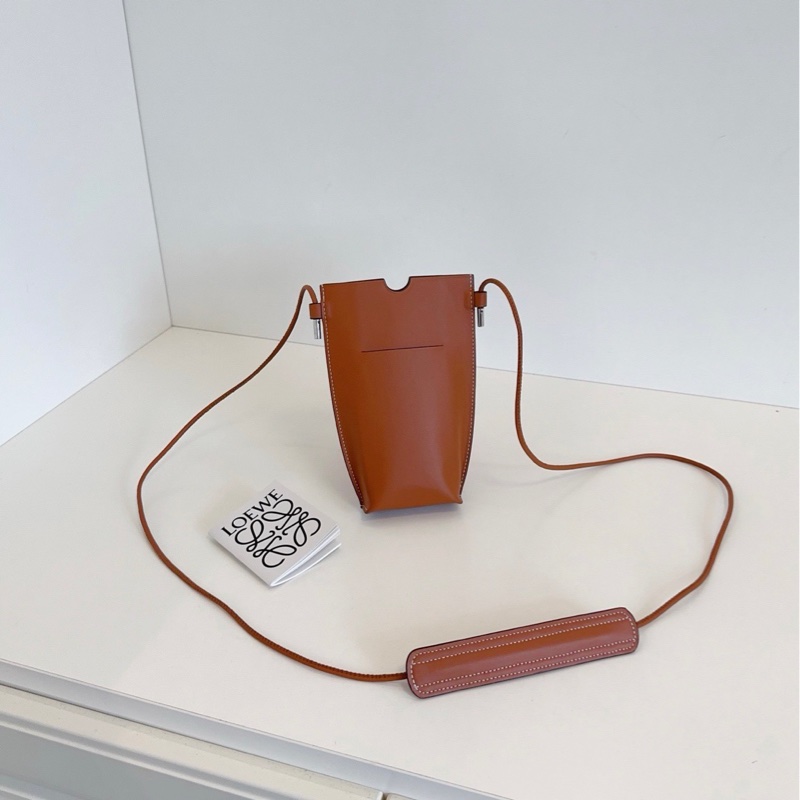 【閒置品🆕】Loewe 焦糖色全皮手機包-1