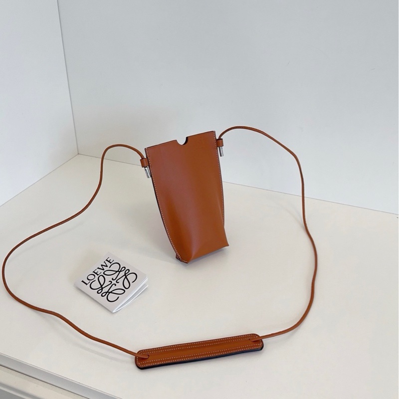 【閒置品🆕】Loewe 焦糖色全皮手機包-2