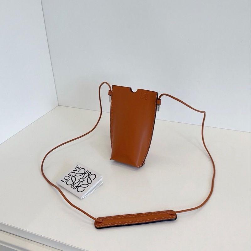 【閒置品🆕】Loewe 焦糖色全皮手機包-3