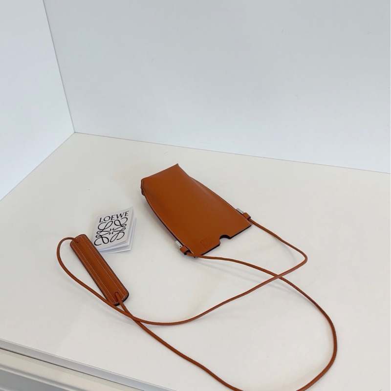 【閒置品🆕】Loewe 焦糖色全皮手機包-5
