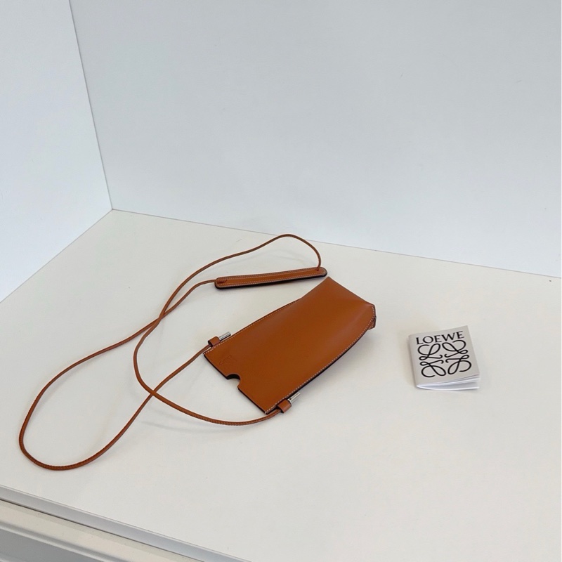 【閒置品🆕】Loewe 焦糖色全皮手機包-6