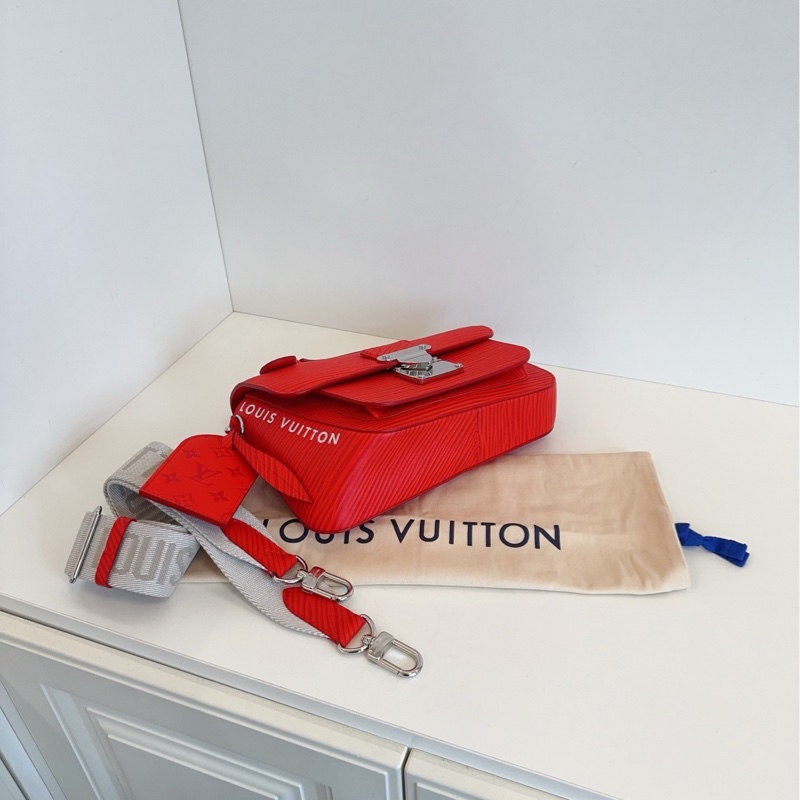 【99新閒置🆕】LV 23年秀款 芯片款 MONCEAU superme紅 水波紋不規則全皮郵差包 手提包斜挎包單肩包-4