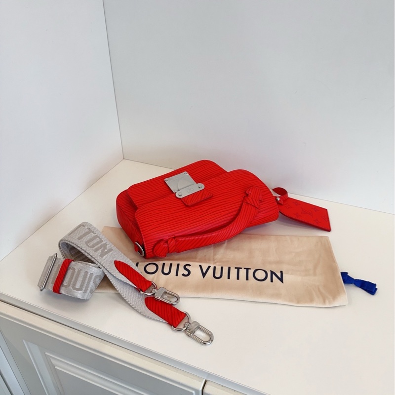 【99新閒置🆕】LV 23年秀款 芯片款 MONCEAU superme紅 水波紋不規則全皮郵差包 手提包斜挎包單肩包-6