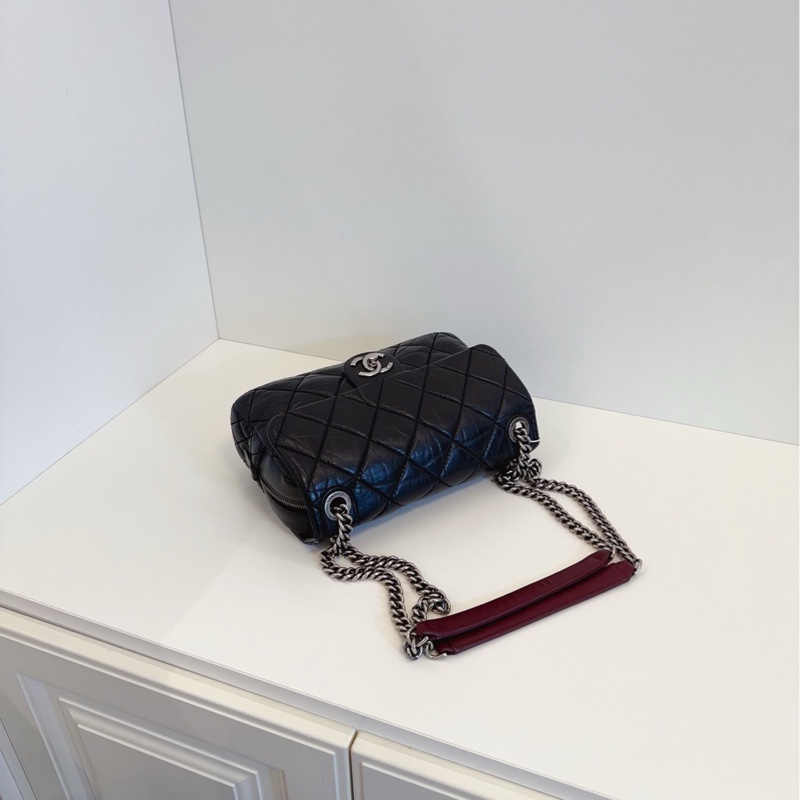 【98新🆕】Chanel 黑銀孟買油蠟皮CF 標誌性酒紅肩托點綴 斜挎包單肩包-6