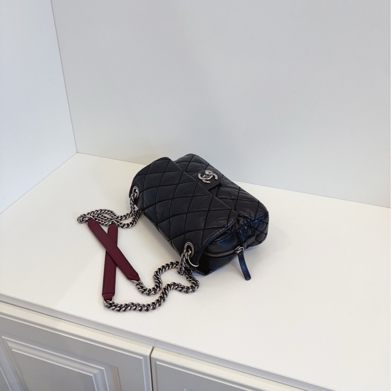 【98新🆕】Chanel 黑銀孟買油蠟皮CF 標誌性酒紅肩托點綴 斜挎包單肩包-7