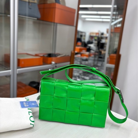 【99新】 BV 鸚鵡綠油臘皮十五格Cassette 斜挎包